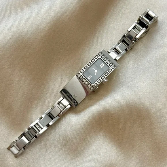 AUTHENTIC VINTAGE FENDI DIAMOND SILVER DAINTY WATCH display picture 1